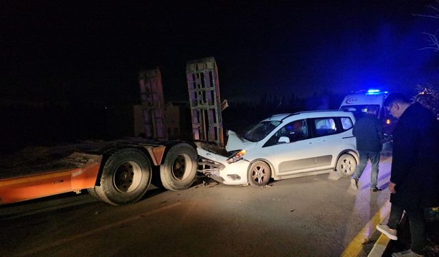 Park halindeki TIR’a çarpan hafif  ticari aracın sürücüsü yaralandı