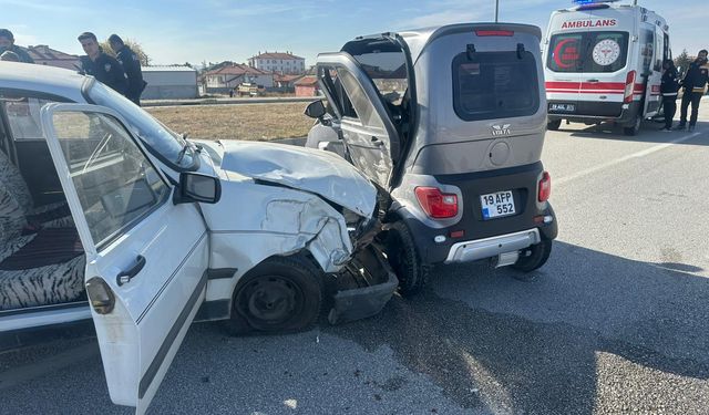 Otomobil ile elektrikli araç  çarpıştı, 3 kişi yaralandı