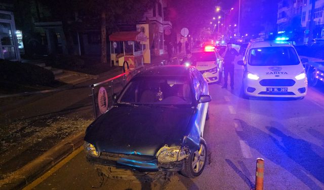 Otomobil cam bariyerlere çarpıp kaçtı