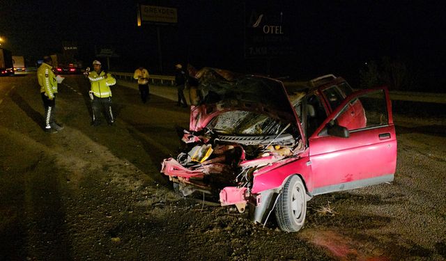Otomobil TIR’a arkadan çarptı 2 yaralı