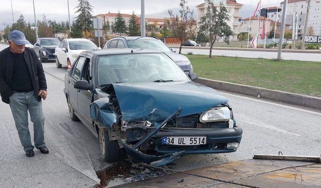 İki otomobil çarpıştı