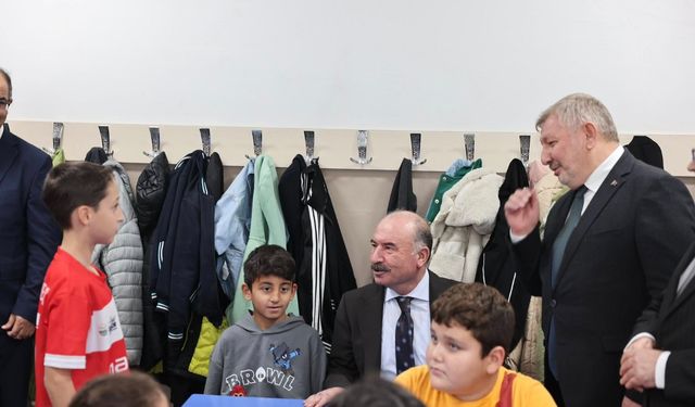 Protokolden Şenay Aybüke Yalçın Ortaokulu’na ziyaret