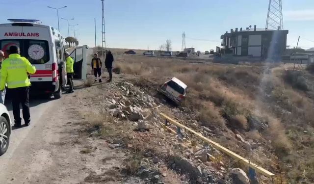 Otomobil şarampole düştü: Anne ve iki çocuğu kazayı yara almadan atlattı