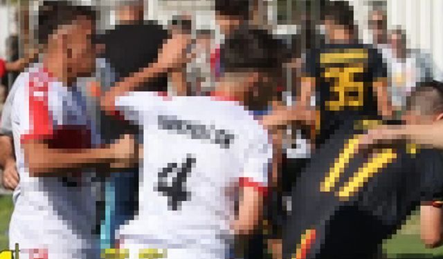 Gazozuna maçta saha  savaş alanına döndü