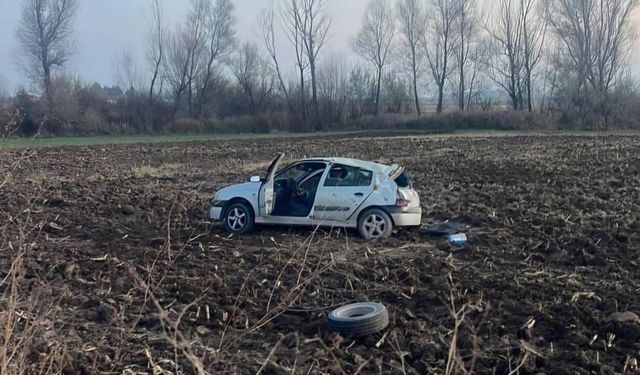 Tekerleği kopan otomobil devrildi: 1 yaralı