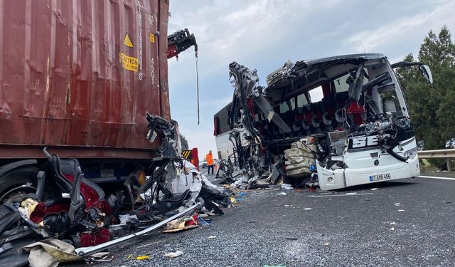 Katliam gibi kaza: 7 ölü, 11 yaralı