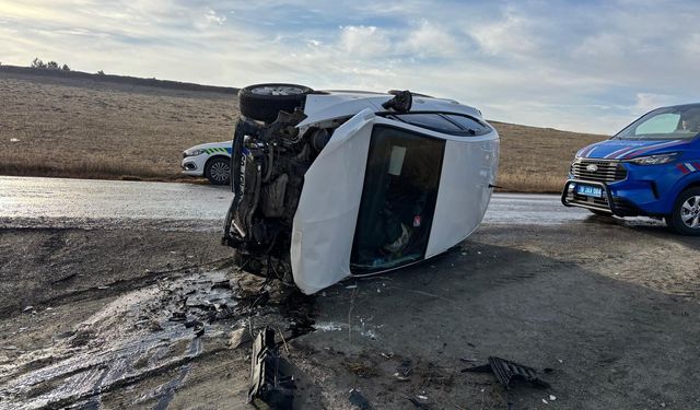 Devrilen otomobildeki  2 kişi yaralandı