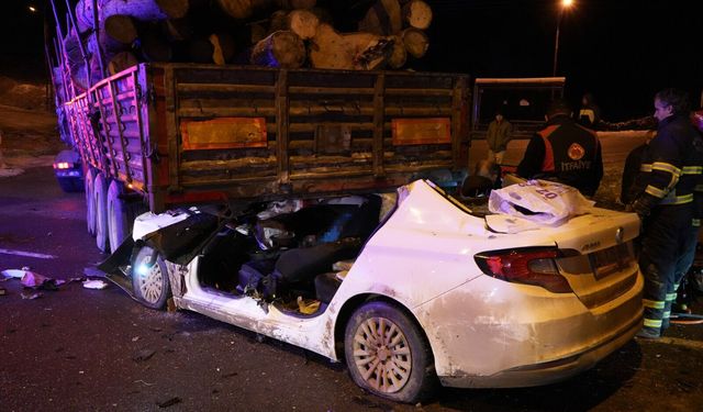 Otomobil tırın dorsesinin altında girdi: 1 kişi öldü, 2 kişi ağır yaralandı