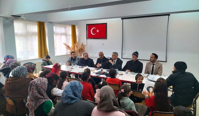 Alaca'da öğrenci ve velilerle  kitap okuma etkinliği yapıldı