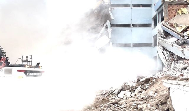 Çorum’da eski okul binası çöktü! O anlar kameraya yansıdı