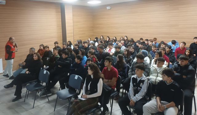 Kargı'da lise öğrencilerine terörle  mücadele konferansı verildi