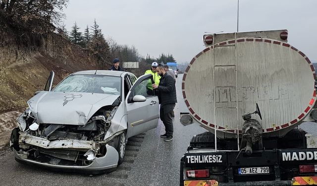 Otomobil yakıt tankerine çarptı:1 yaralı