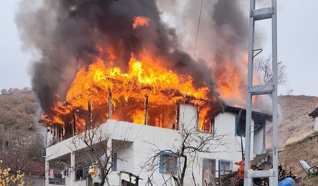 Alev alev yanan ev  kullanılmaz hale geldi