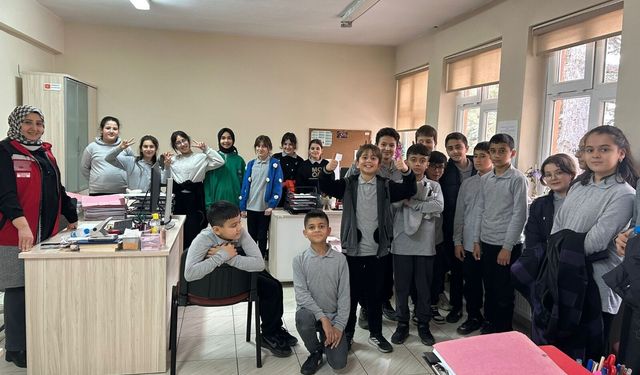 Öğrencilerde sosyal hizmetlere  yönelik farkındalık geliştiriliyor