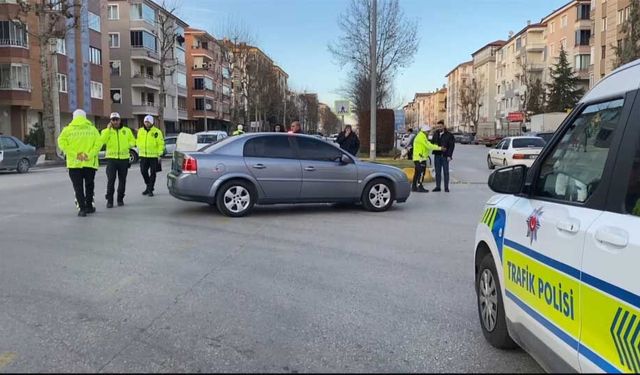 Otomobil kolunun üzerinden geçti