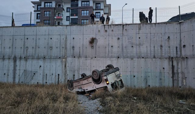 Minibüs Atletizm sahasına düştü