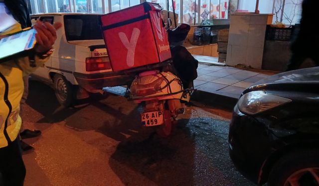 Motokurye yayaya çarpıp kaçtı