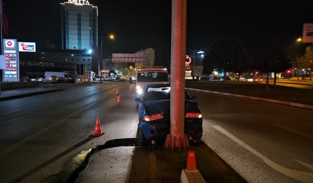 Çorum’da otomobil yön levhasına çarptı 1 yaralı