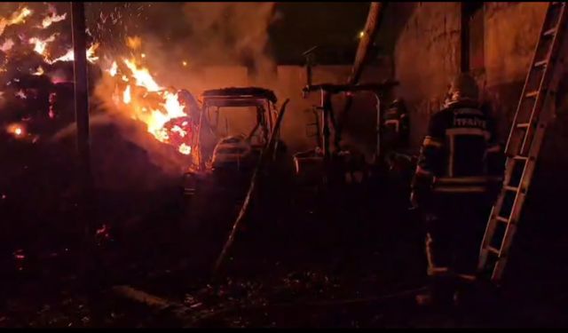 Çorum’da samanlık yangını 2 traktör 2 bin saman balyası yandı