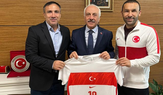 Karacif ve Kamak’tan Gül’e milli takım forması