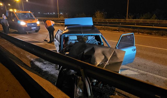 Kontrolden çıkan otomobil bariyerlere çarptı