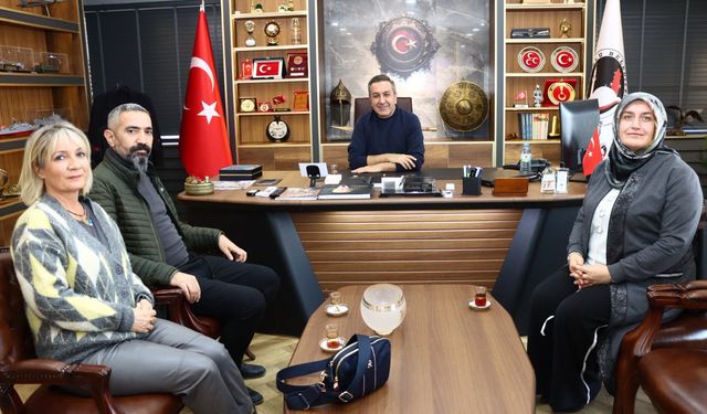 Öğrencilerden Muhsin Dere’ye çiçekli teşekkür