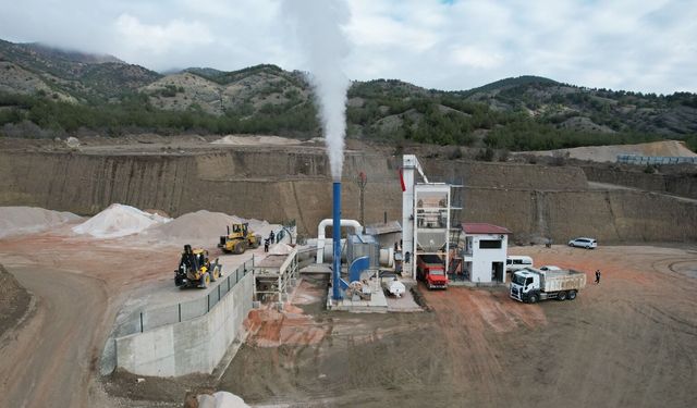 O belediye kendi ürettiği asfaltı kullanıyor
