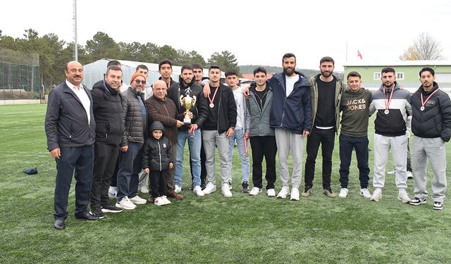 Şampiyon İkbalspor kupasını aldı