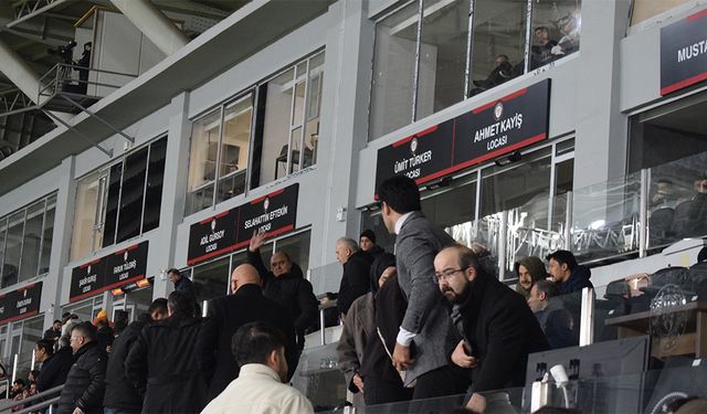 Maç işkenceye dönünce tribünler boşaldı