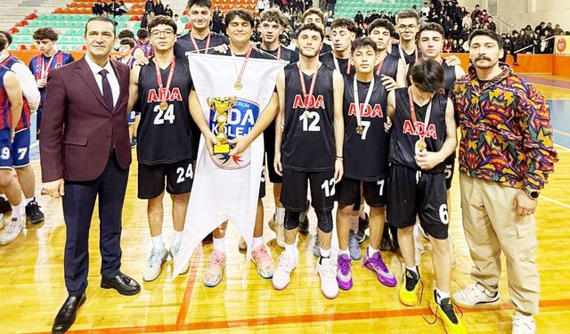 ‘Pota’da genç erkeklerin şampiyonu Ada Koleji