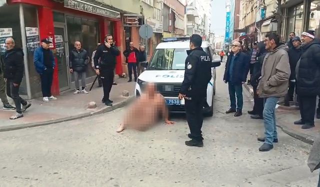 Caddede çıplak dolaşan  şahıs gözaltına alındı