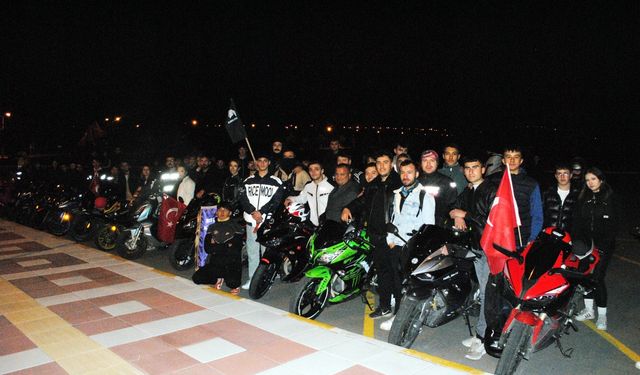 Motosiklet tutkunları  bayrağımız için buluşuyor