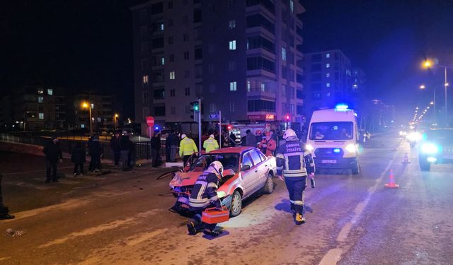 İki otomobil çarpıştı: 4 yaralı