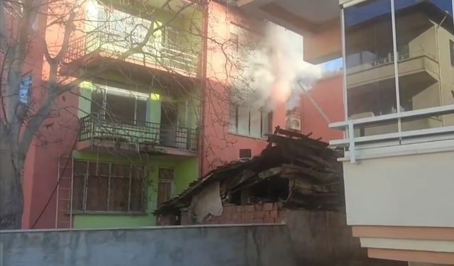 Metruk binada korkutan yangın!