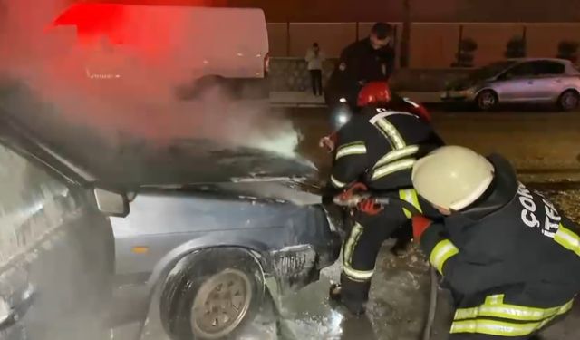 Çorum’da park halindeki otomobil alev aldı