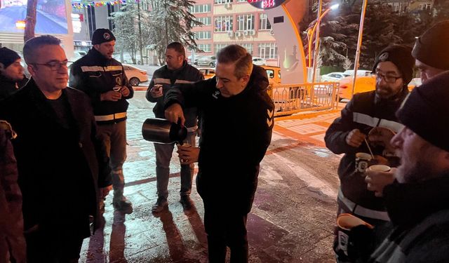 Dere'den karla mücadele ekiplerine sıcak kahve ikramı