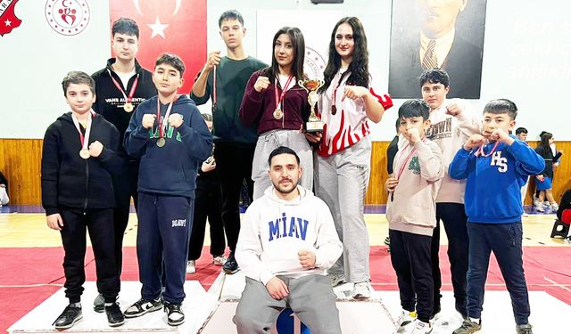 Boksörler Aksaray'da fırtına gibi esti