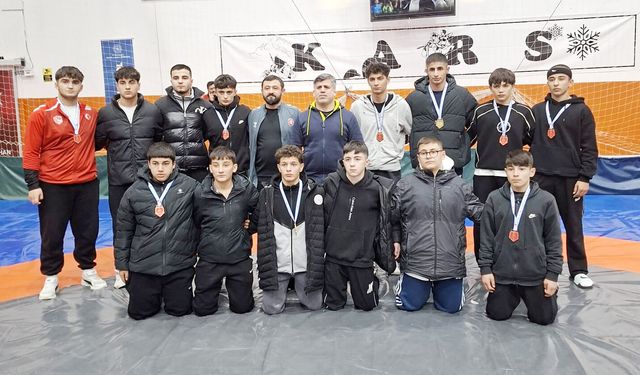 Güreşçiler Kars’ı salladı