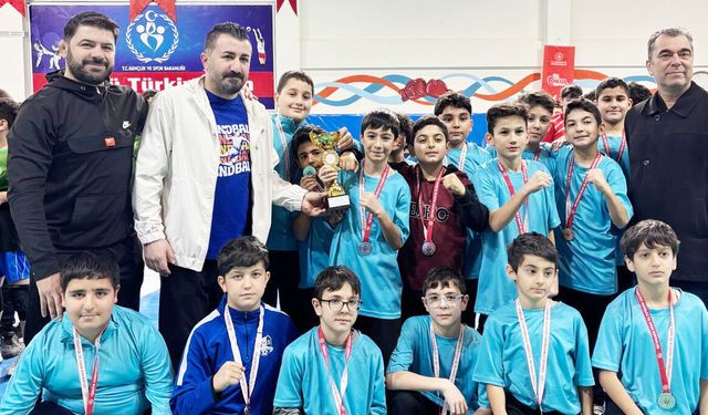 Dr.Sadık Ahmet Ortaokulu kızlarda ve erkeklerde şampiyon