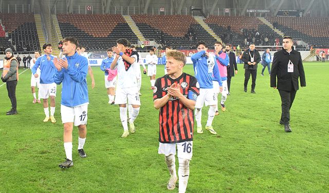 Adanalı  futbolcular alkışlandı