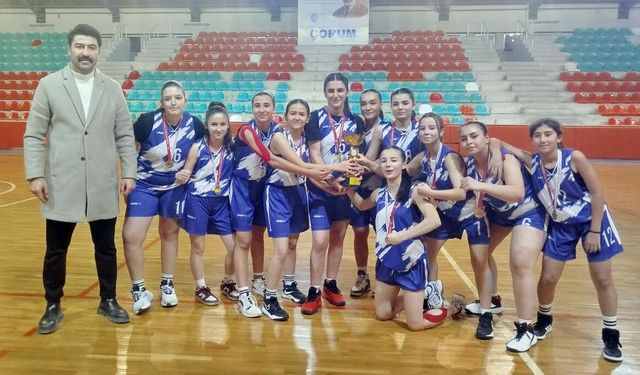 Amasyalı basketbolcular Çorum’da şampiyon oldu