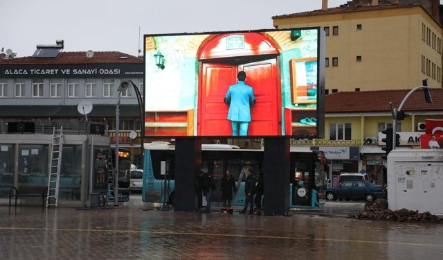 Alaca Cumhuriyet  Meydanı'na dev  led ekran kuruldu