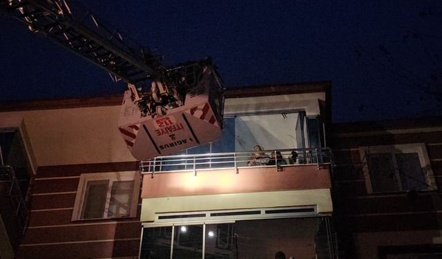 Evde çıkan yangında can pazarı 2’si çocuk 4 kişi hastaneye kaldırıldı