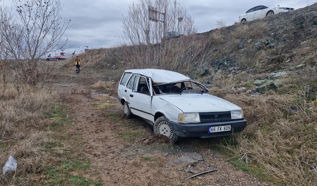 Direksiyon hakimiyetini kaybeden otomobil şarampole uçtu: 3 yaralı