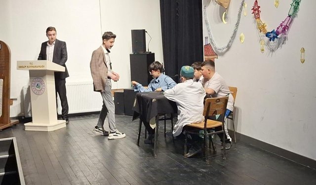 Öğrencilerden Ramazan'a özel tiyatro gösterisi