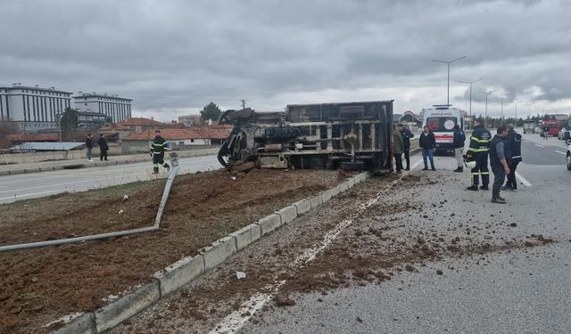 Çorum’da devrilen kamyonetteki 3 kişi küçük sıyrıklarla kurtuldu