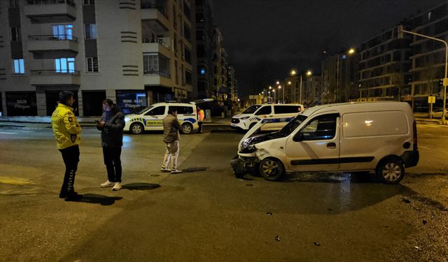 Çorum’da iki araç çarpıştı: 3 yaralı