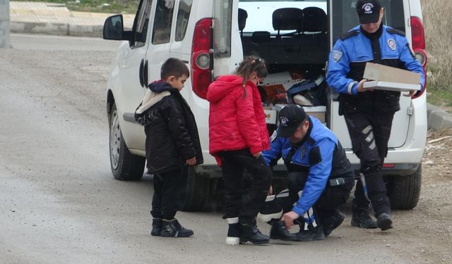 Çorum'da polis abileri ihtiyaç sahibi çocukları hediyeleriyle sevindirdi