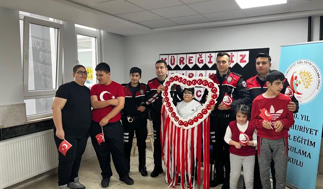 Polisler özel öğrencilerle buluştu