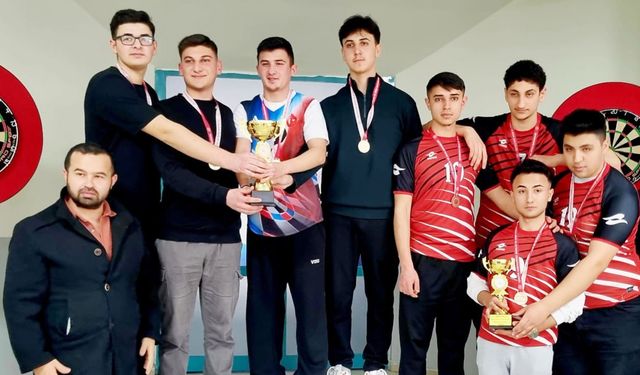 Dartta genç erkeklerin  şampiyonu İskilip